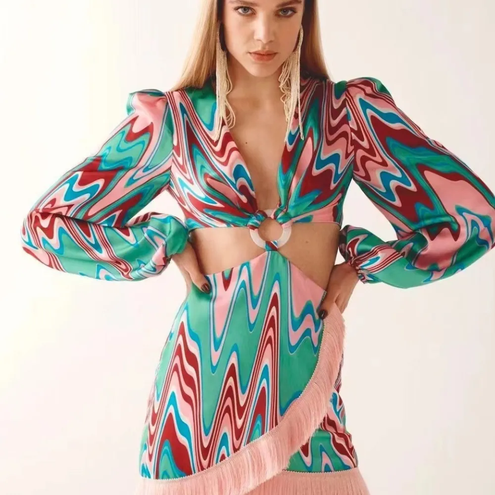 2023 Autunno nuovo e moda nappa splicing vita esposta manica lanterna scollo a V abito lungo astratto