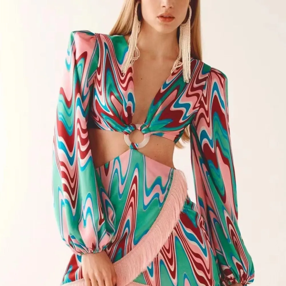 2023 Autunno nuovo e moda nappa splicing vita esposta manica lanterna scollo a V abito lungo astratto