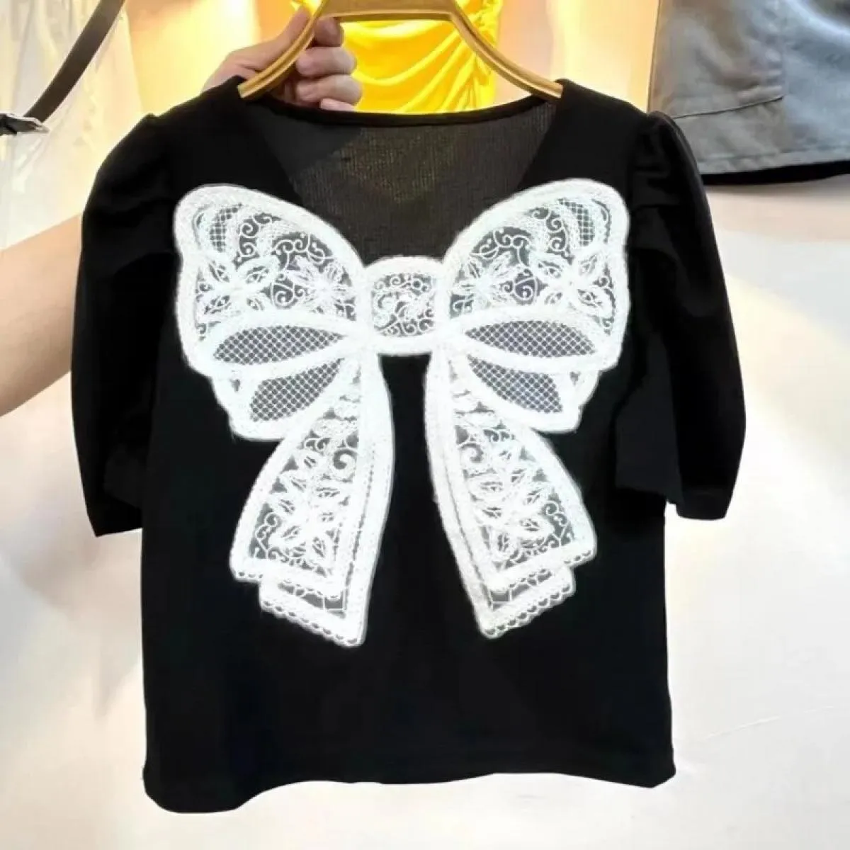 2023 T-shirt da donna slim top con maniche a palloncino e fiocco in pizzo nuova estate 2023