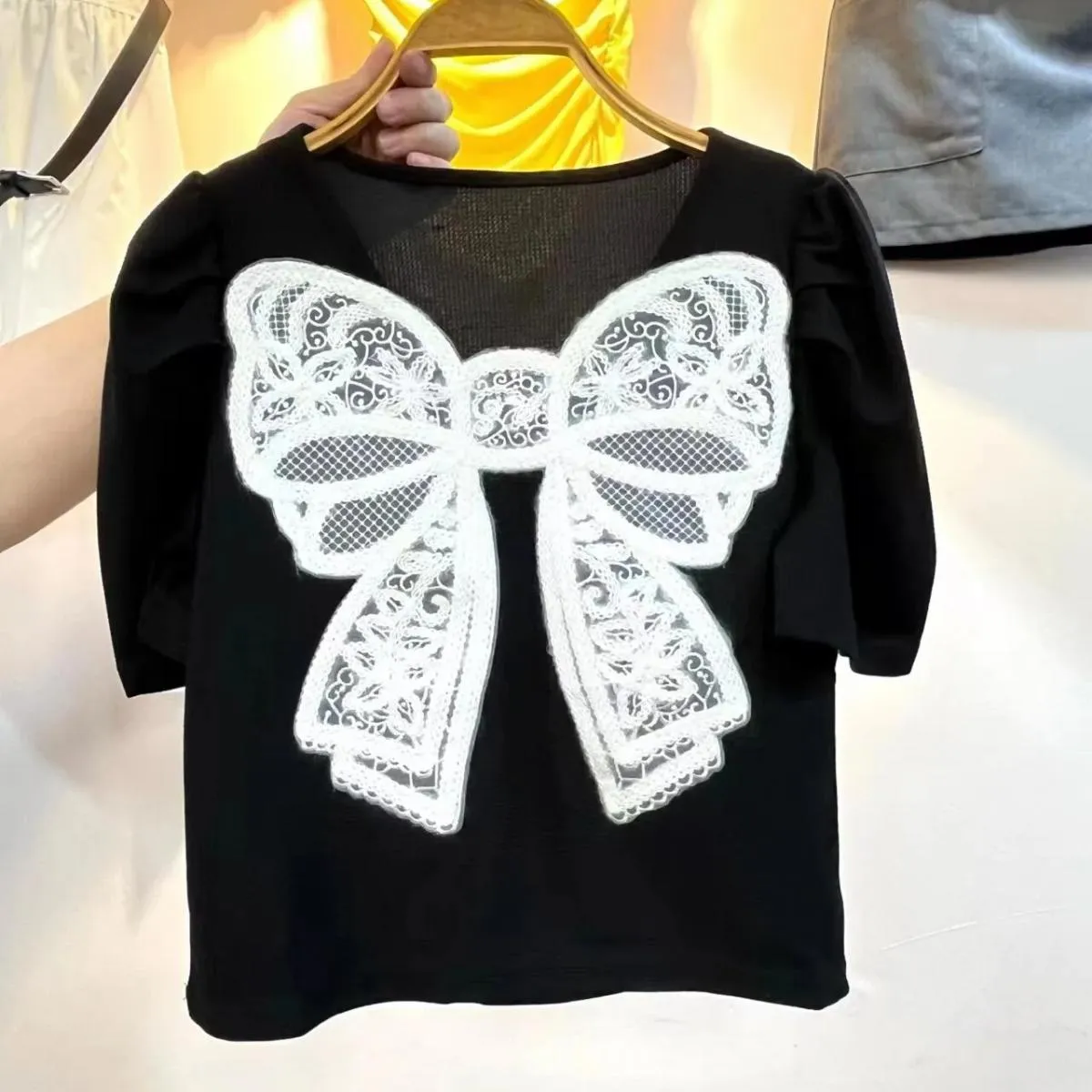2023 T-shirt da donna slim top con maniche a palloncino e fiocco in pizzo nuova estate 2023