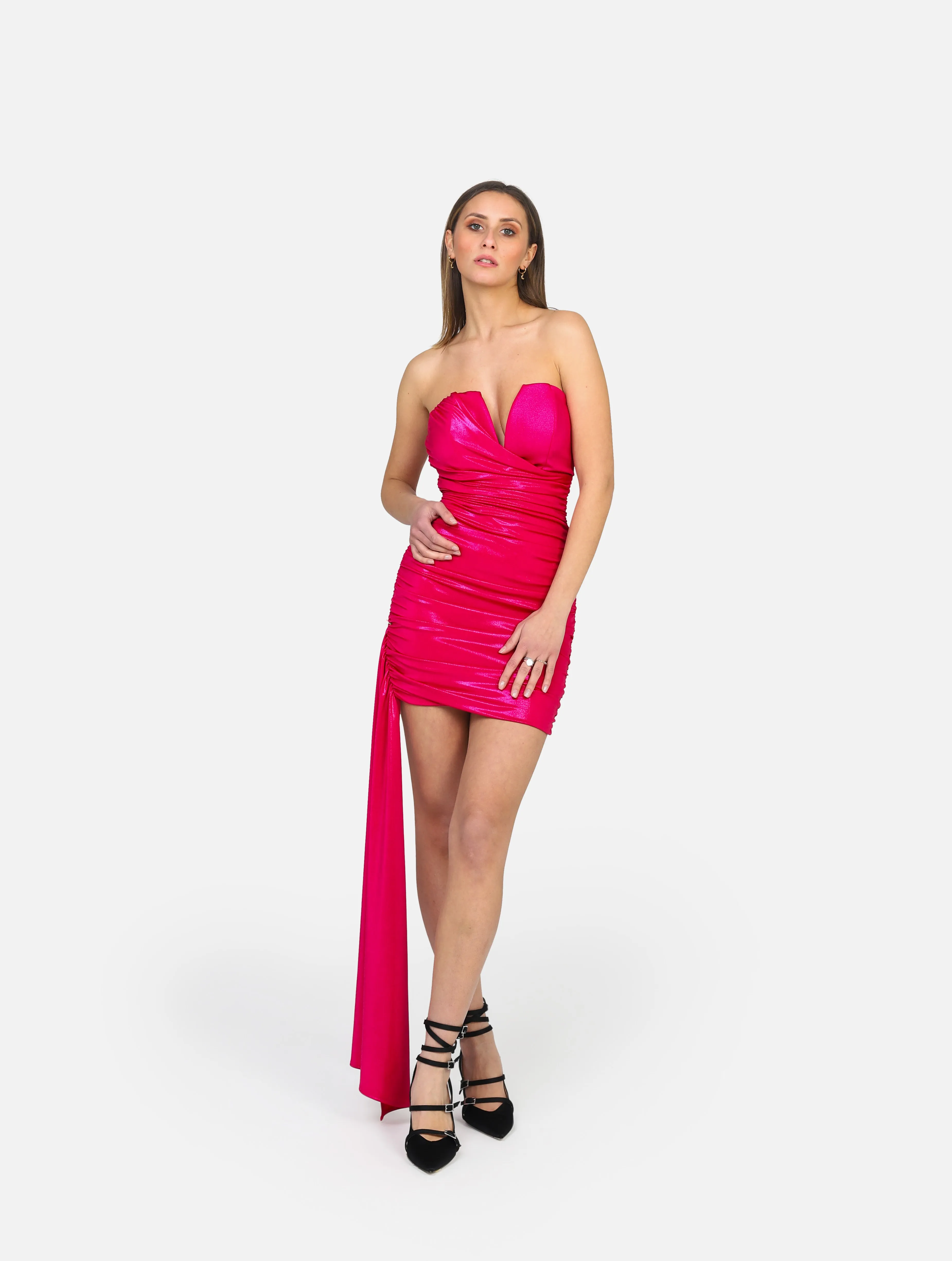 Abito bustier terry corto con cuciture arricciate ai lati, smanicato con scollo sulla schiena e laccio ungo che arriva fino alle