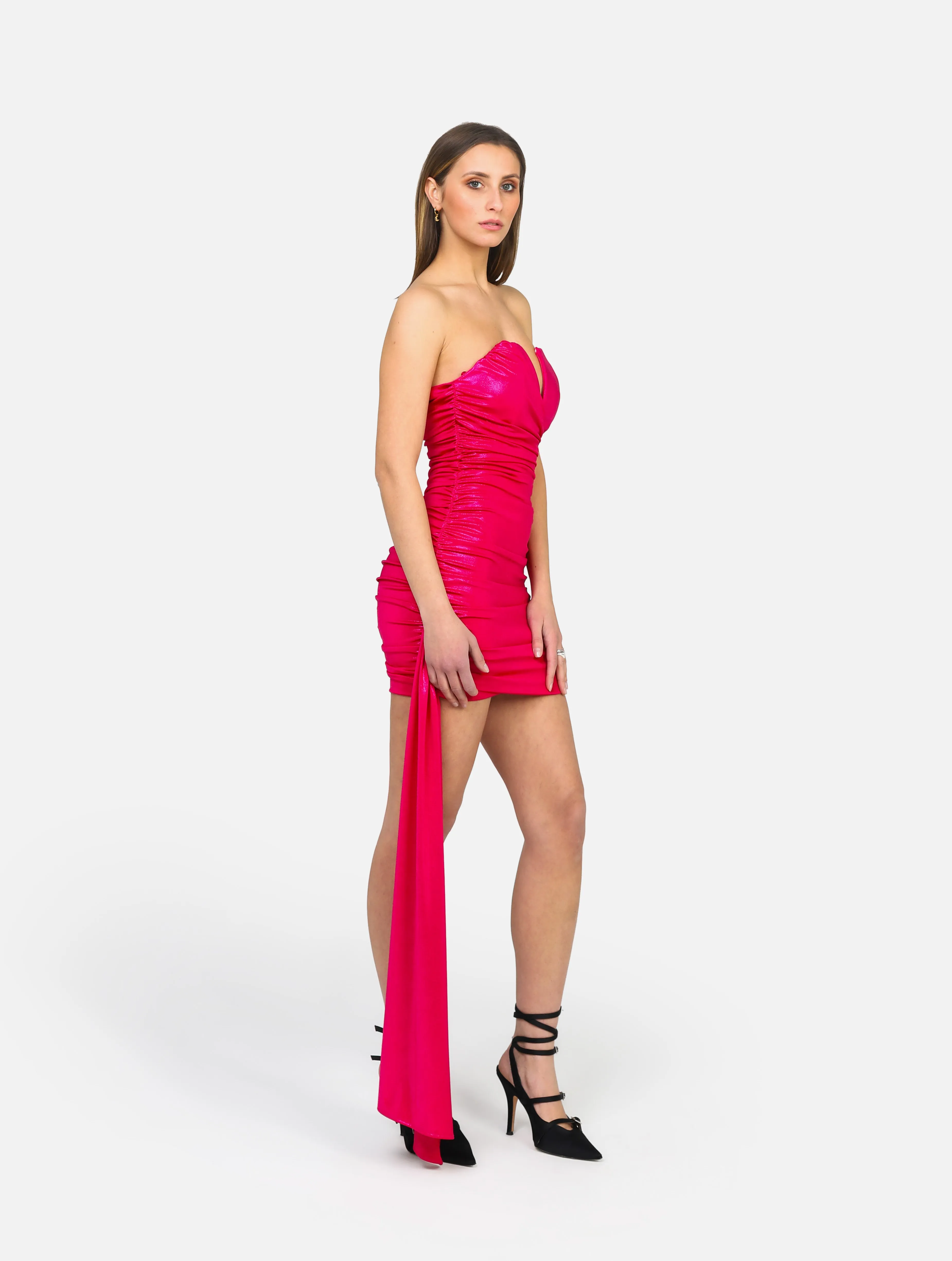 Abito bustier terry corto con cuciture arricciate ai lati, smanicato con scollo sulla schiena e laccio ungo che arriva fino alle