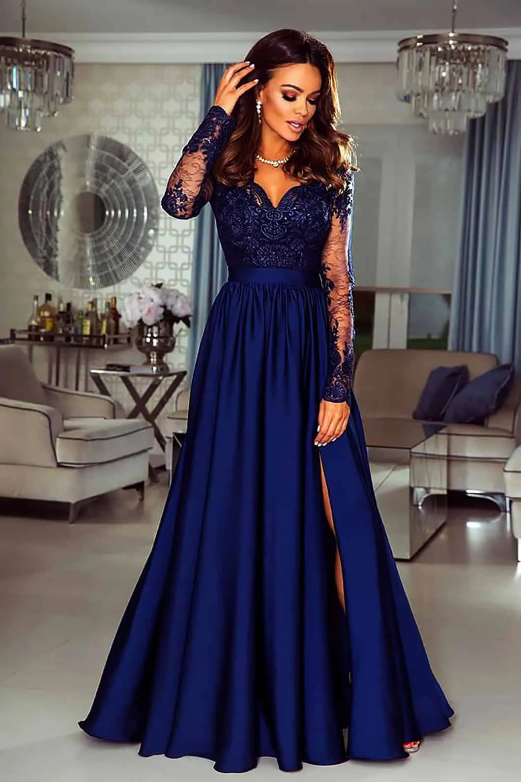 Abito lungo elegante con corpino in tulle ricamato