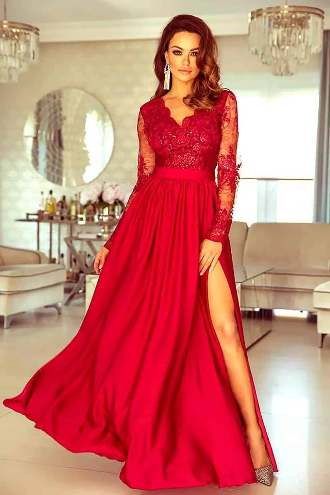 Abito lungo elegante di colore rosso , corpino in tulle ricamato