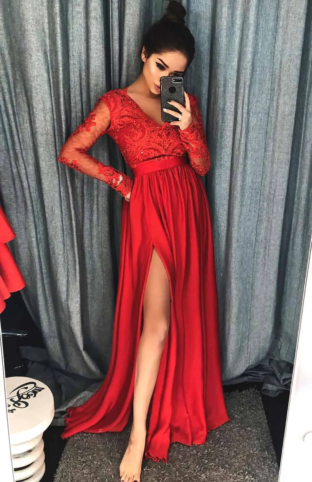 Abito lungo elegante di colore rosso , corpino in tulle ricamato
