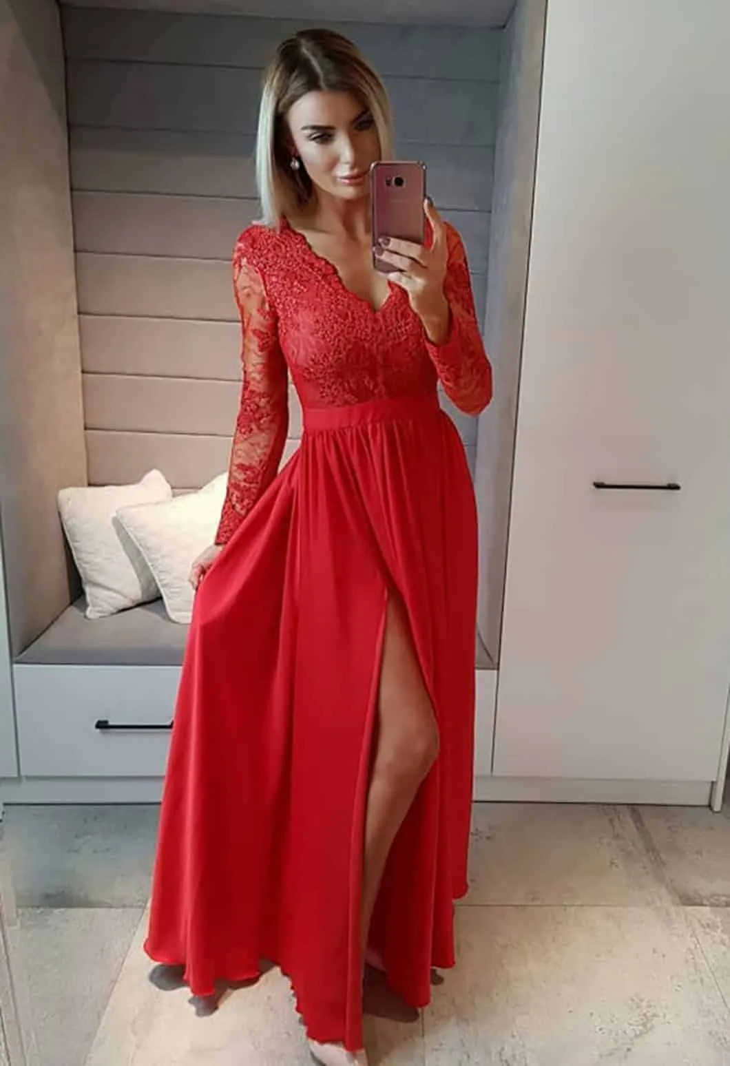 Abito lungo elegante di colore rosso , corpino in tulle ricamato