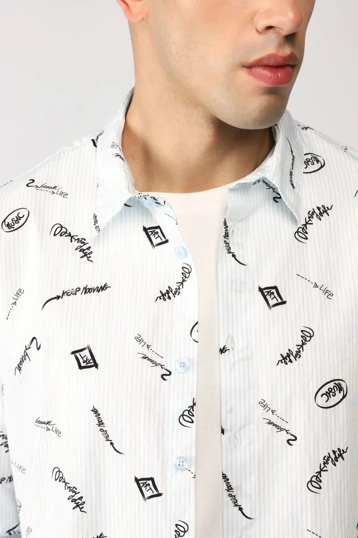 Camicia a righe con stampa a contrasto e colletto classico