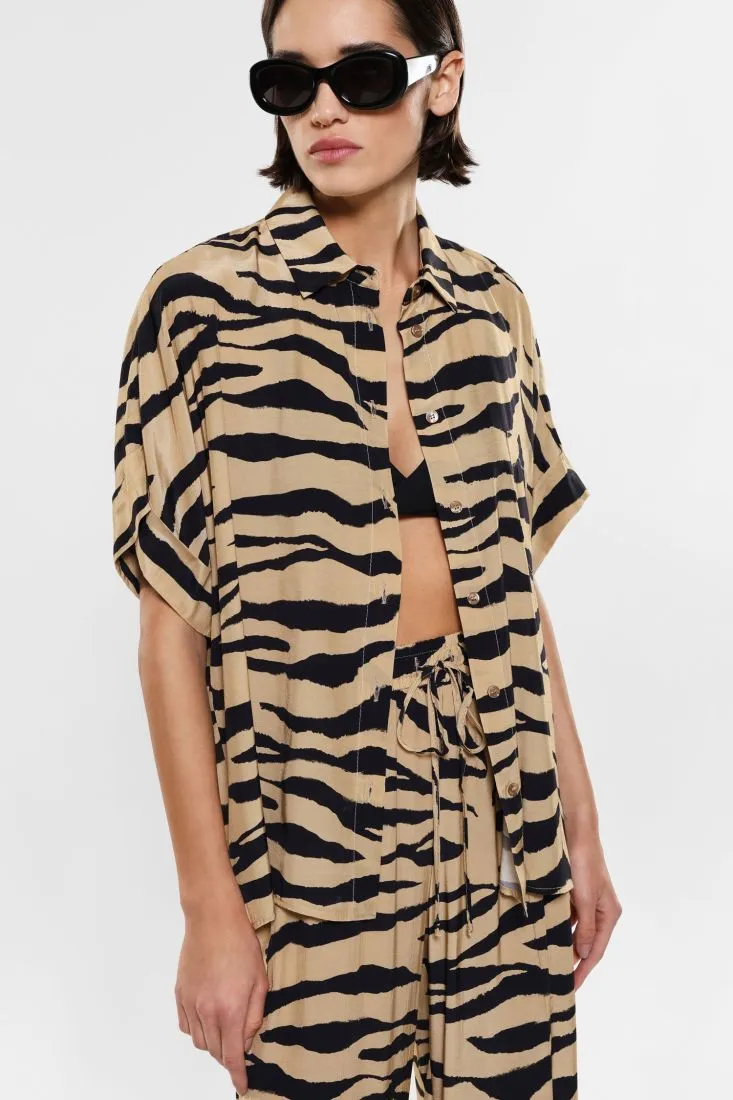 Camicia fantasia animalier con tasca applicata