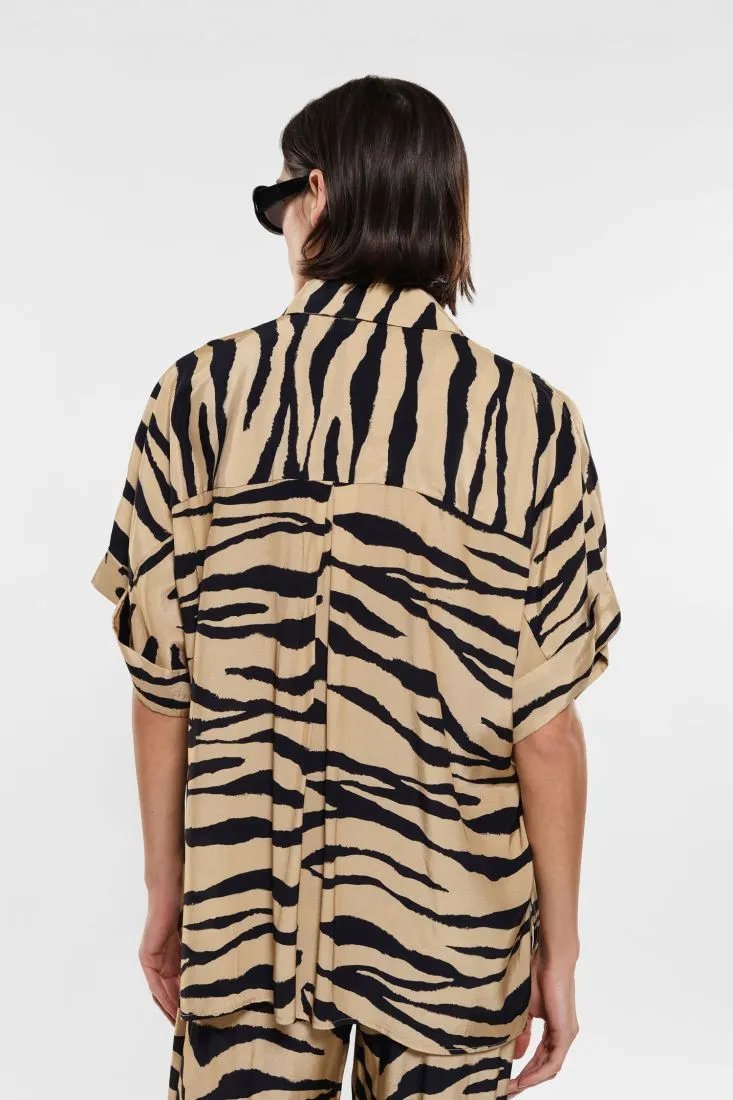 Camicia fantasia animalier con tasca applicata