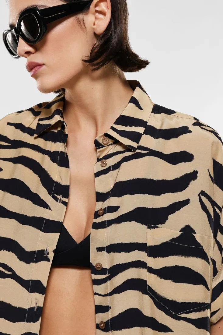 Camicia fantasia animalier con tasca applicata