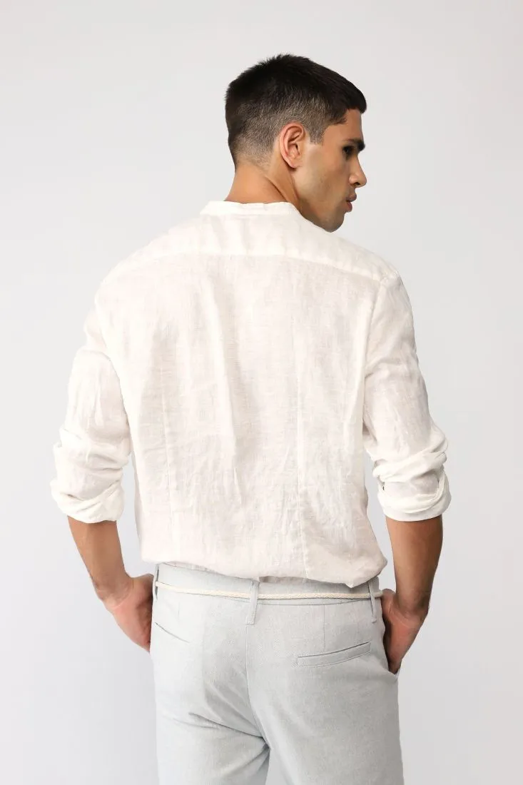 Camicia monocolour con collo alla coreana e bottoni a contrasto