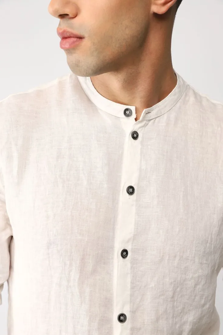 Camicia monocolour con collo alla coreana e bottoni a contrasto