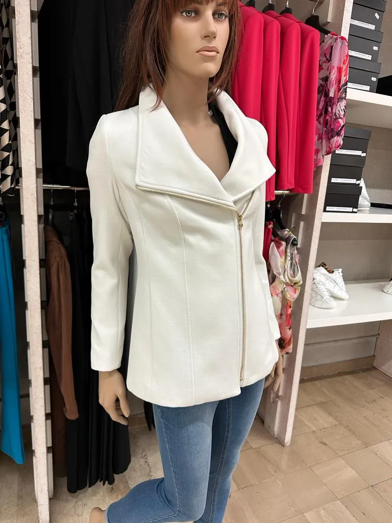CAPPOTTO RINASCIMENTO CORTO CON CHIUSURA A ZIP DIAGONALE, AMPIO COLLO, TASCHE A FILO VERTICALI TINTA UNITA BIANCO ****