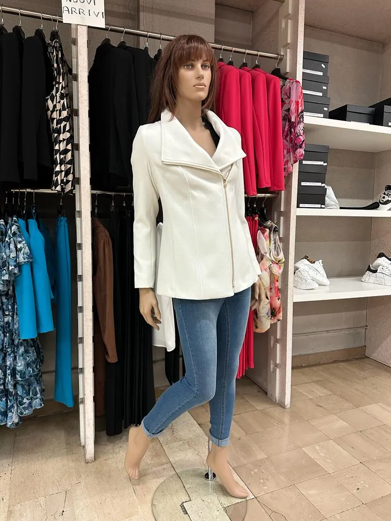 CAPPOTTO RINASCIMENTO CORTO CON CHIUSURA A ZIP DIAGONALE, AMPIO COLLO, TASCHE A FILO VERTICALI TINTA UNITA BIANCO ****