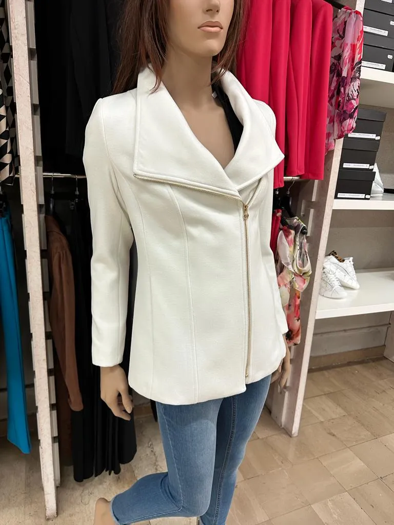 CAPPOTTO RINASCIMENTO CORTO CON CHIUSURA A ZIP DIAGONALE, AMPIO COLLO, TASCHE A FILO VERTICALI TINTA UNITA BIANCO ****
