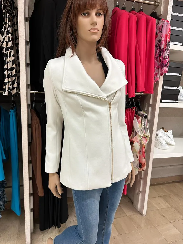 CAPPOTTO RINASCIMENTO CORTO CON CHIUSURA A ZIP DIAGONALE, AMPIO COLLO, TASCHE A FILO VERTICALI TINTA UNITA BIANCO ****
