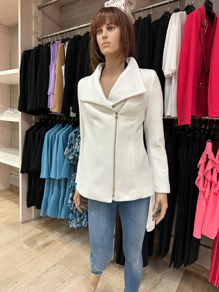 CAPPOTTO RINASCIMENTO CORTO CON CHIUSURA A ZIP DIAGONALE, AMPIO COLLO, TASCHE A FILO VERTICALI TINTA UNITA BIANCO ****