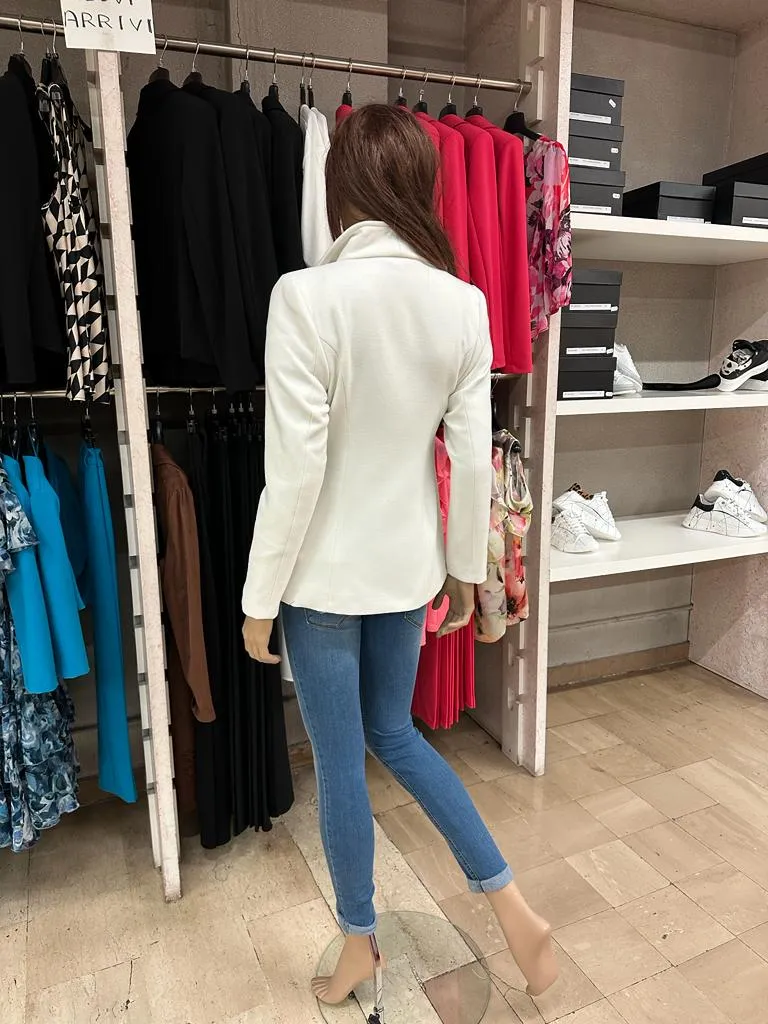 CAPPOTTO RINASCIMENTO CORTO CON CHIUSURA A ZIP DIAGONALE, AMPIO COLLO, TASCHE A FILO VERTICALI TINTA UNITA BIANCO ****