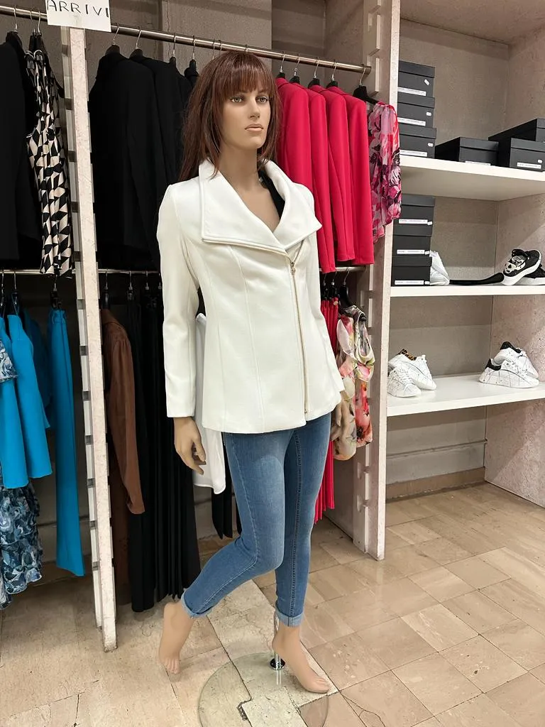 CAPPOTTO RINASCIMENTO CORTO CON CHIUSURA A ZIP DIAGONALE, AMPIO COLLO, TASCHE A FILO VERTICALI TINTA UNITA BIANCO ****