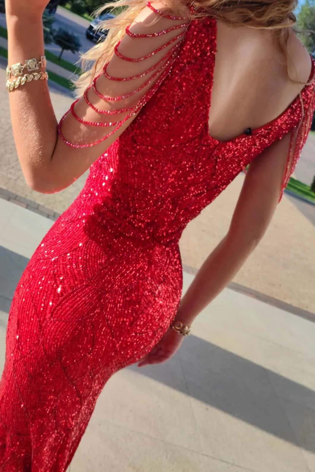 Elegante abito a sirena con paillettes e perline