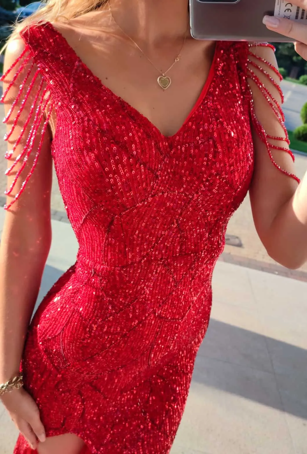 Elegante abito a sirena con paillettes e perline