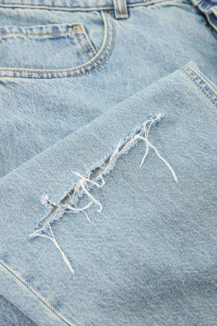 Jeans slim-fit in puro cotone con abrasioni