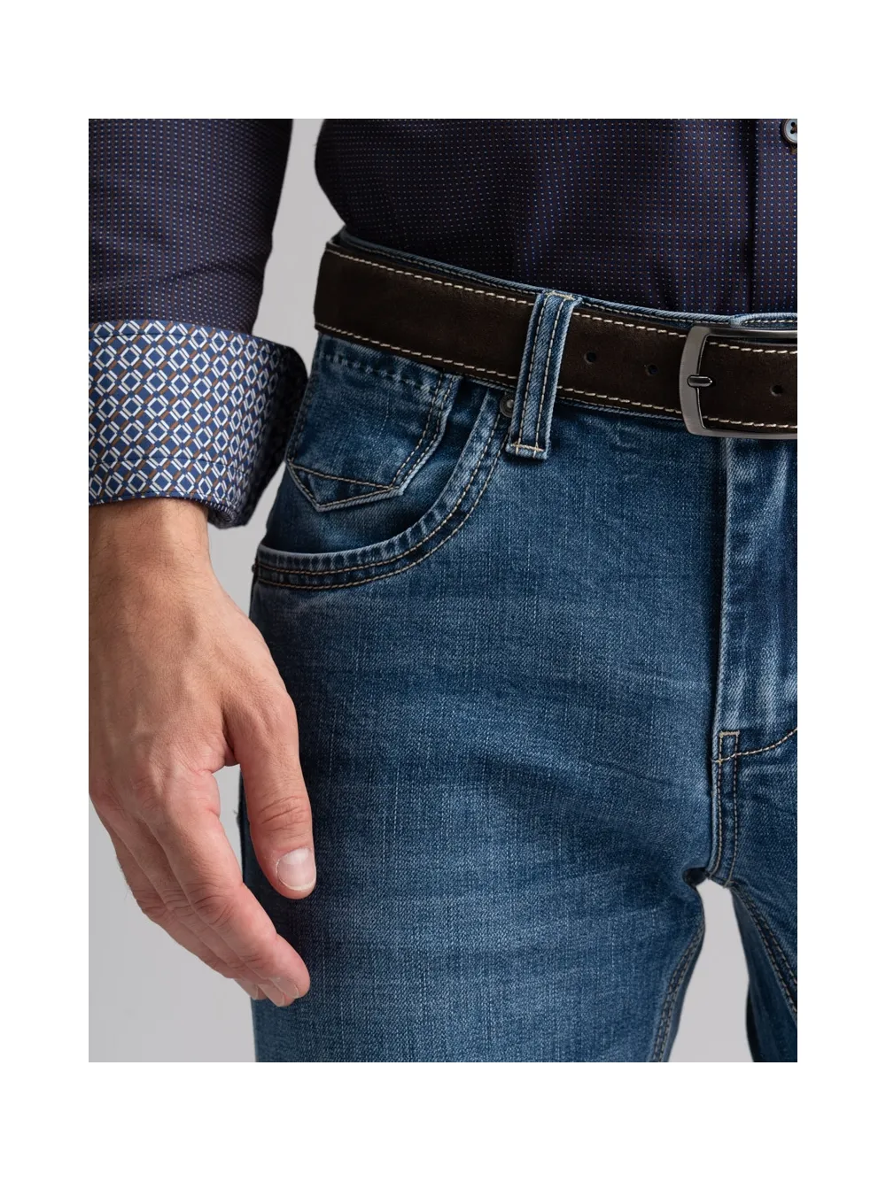 Jeans uomo cinque tasche denim medio con bordo cimosato