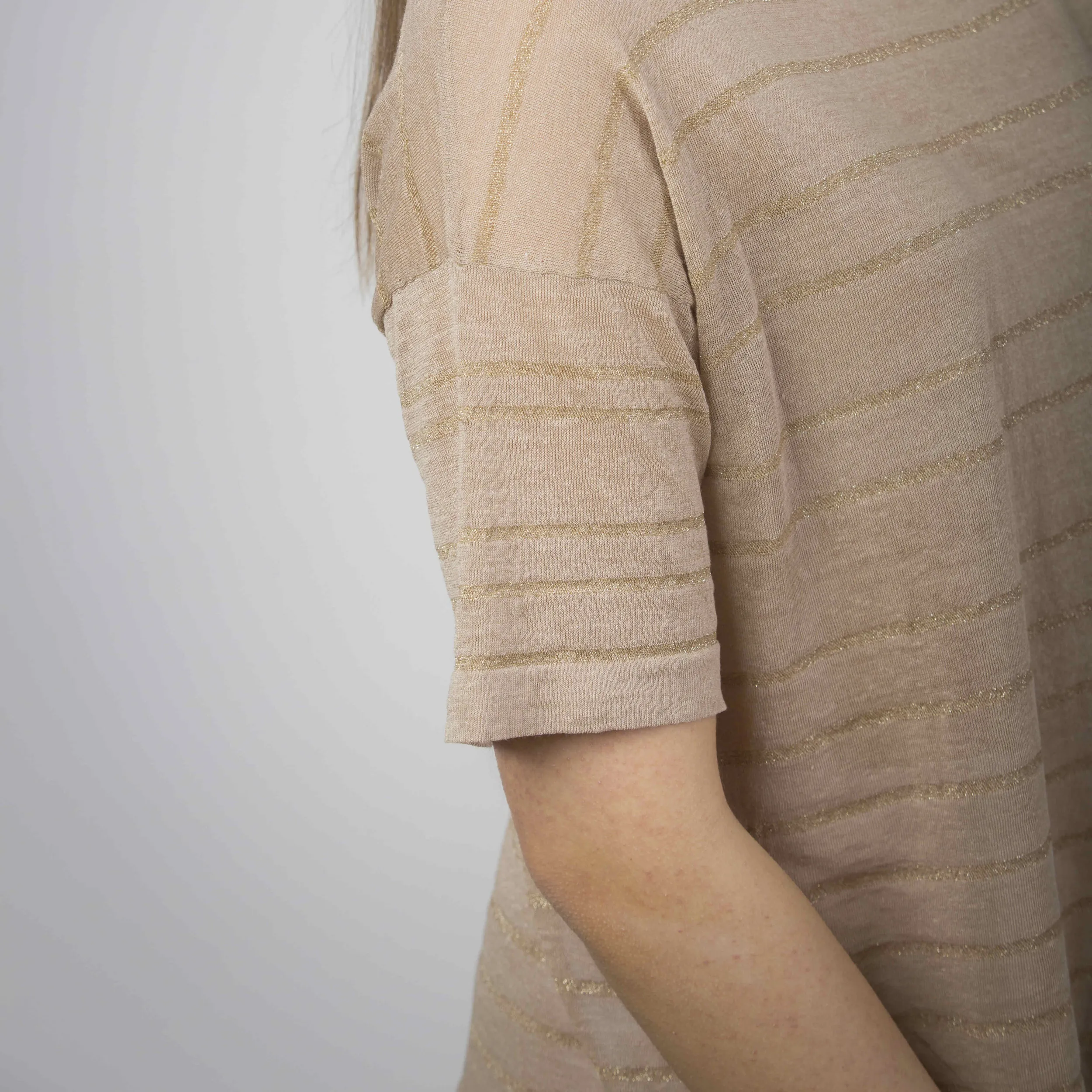 Maglia in lino a manica corta con righe oro