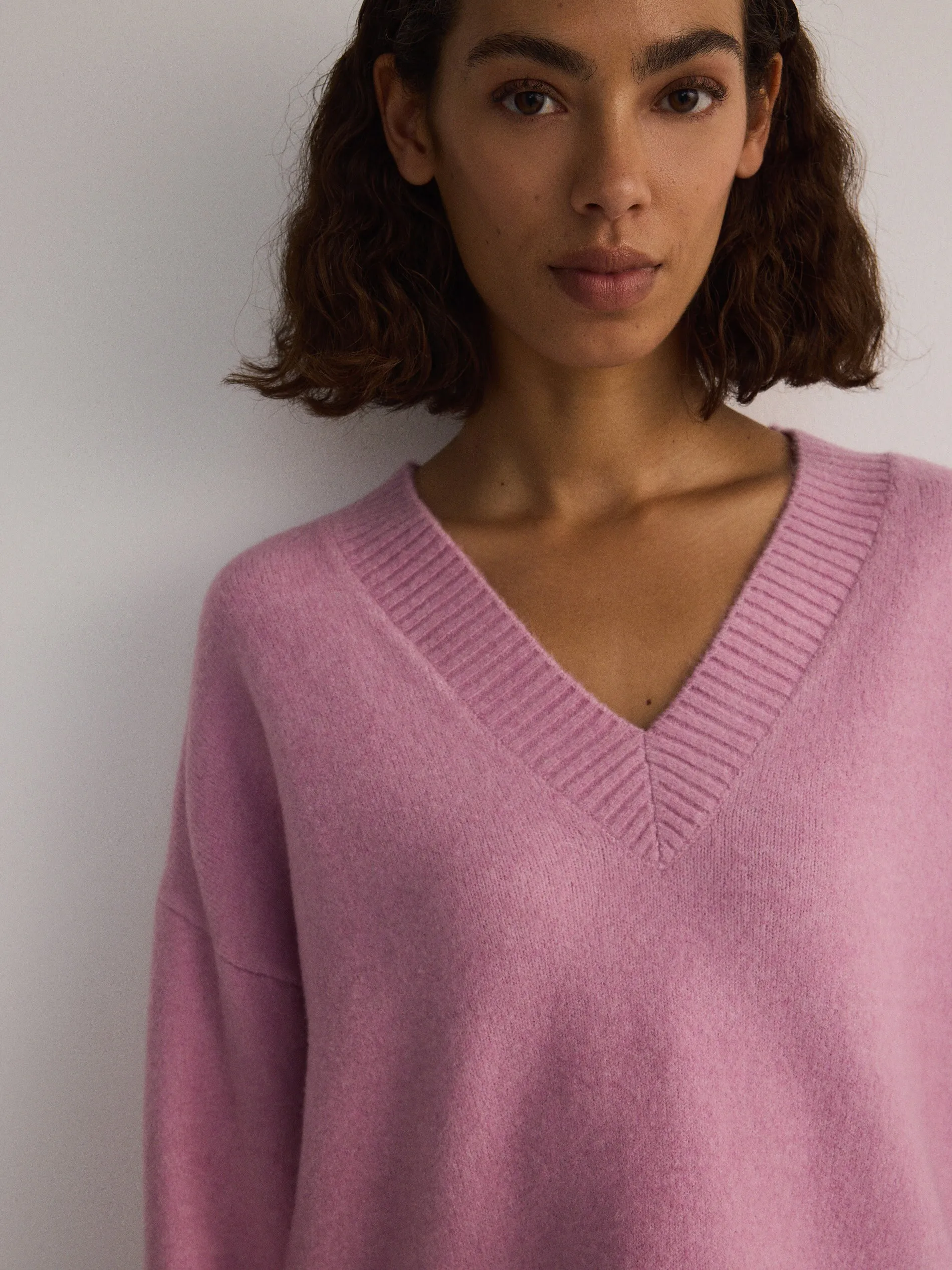 Maglione con profonda scollatura a V