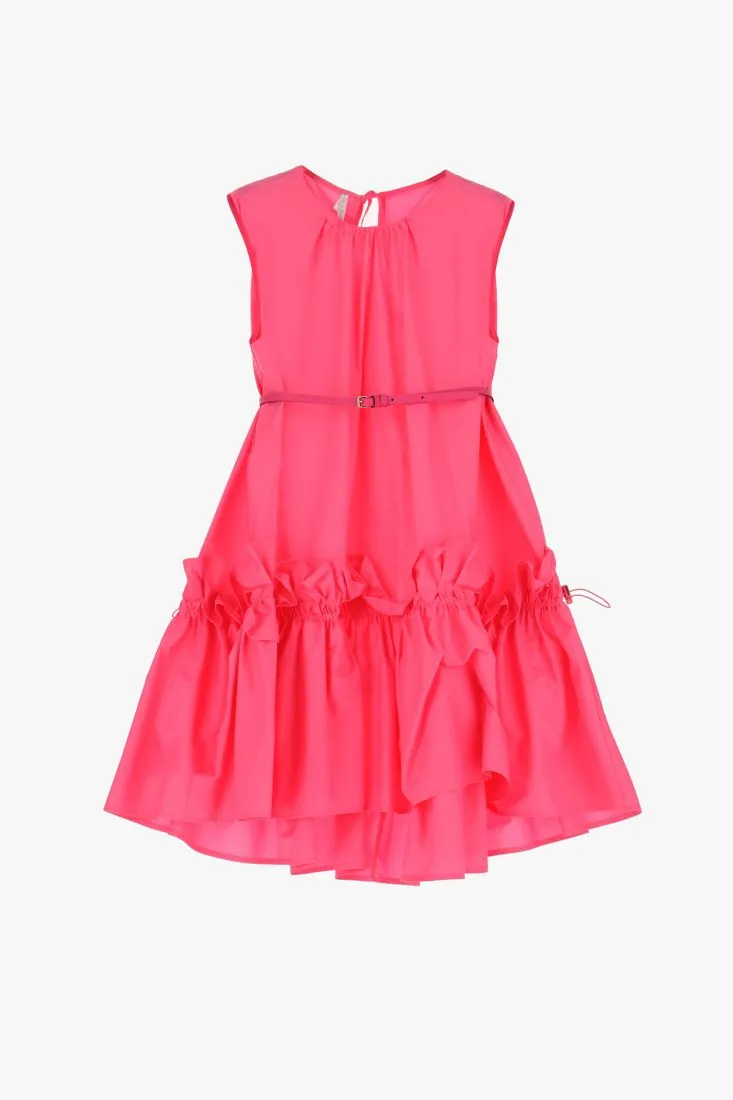 Mini abito smanicato con cintura sottile e gonna con balza