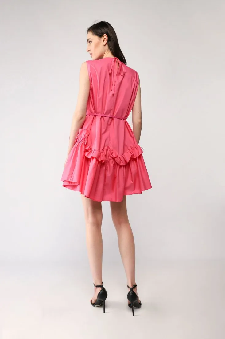 Mini abito smanicato con cintura sottile e gonna con balza