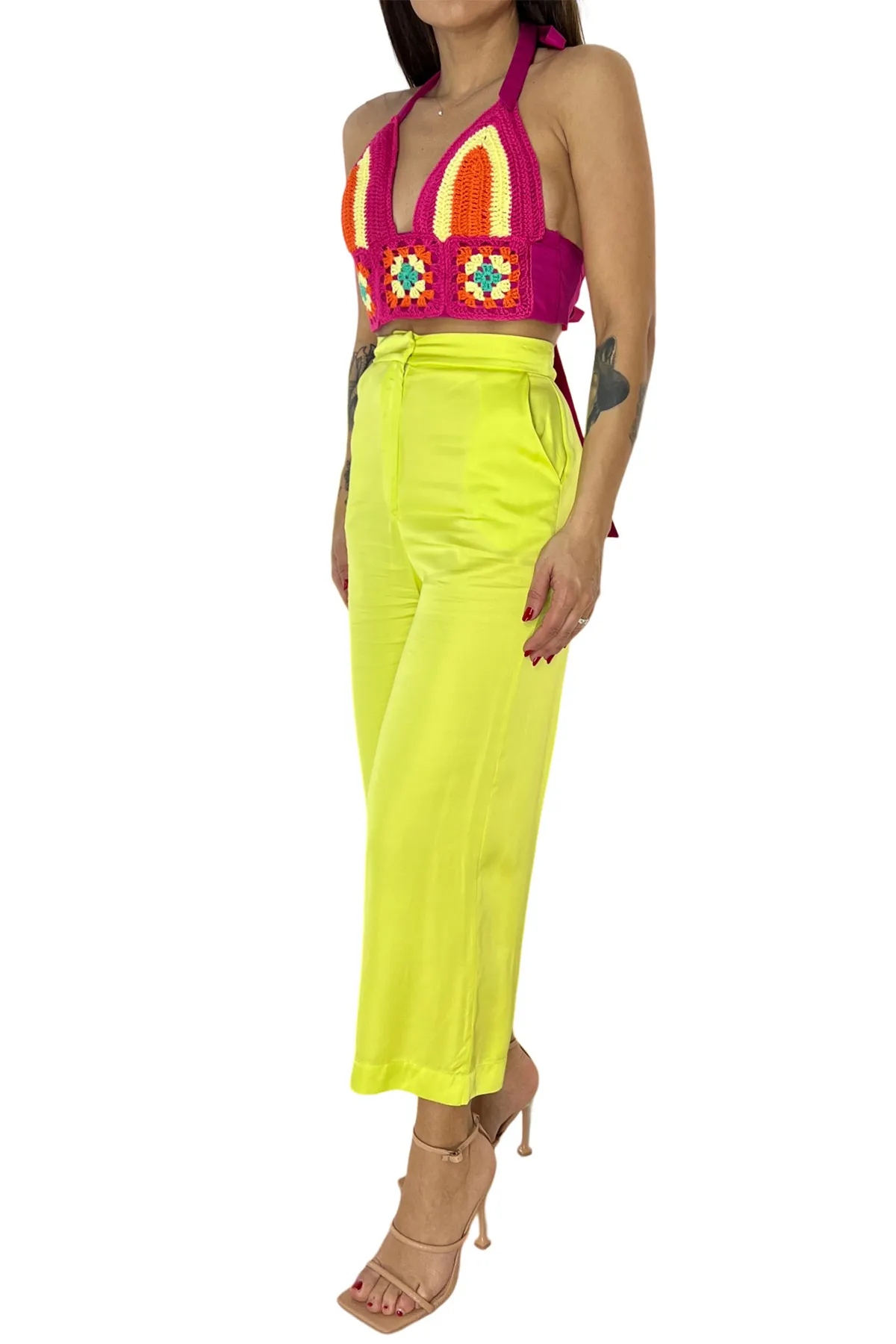 Pantalone donna vita alta lunghezza caviglia in tessuto satin tasche a filo gamba ampia