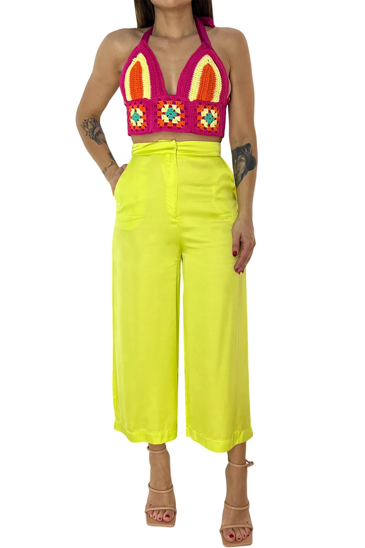Pantalone donna vita alta lunghezza caviglia in tessuto satin tasche a filo gamba ampia