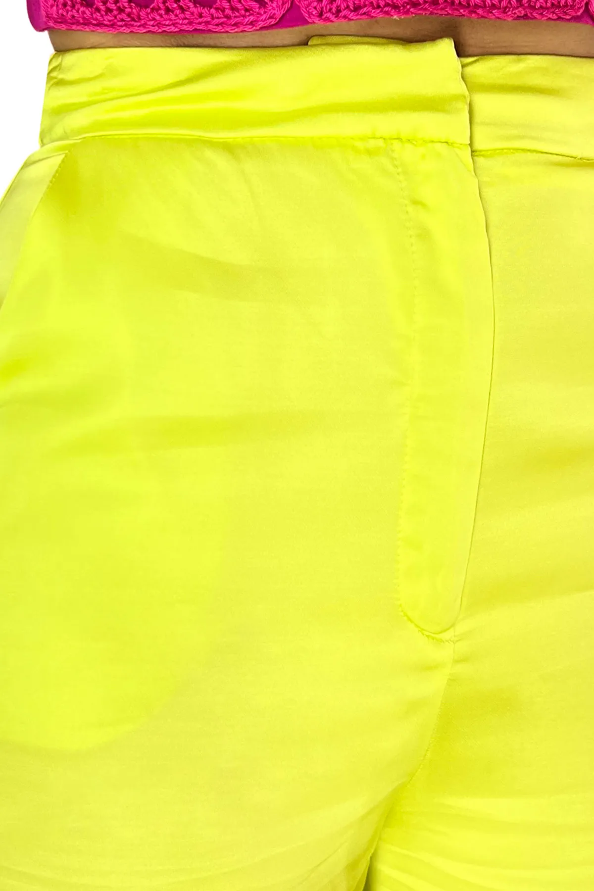 Pantalone donna vita alta lunghezza caviglia in tessuto satin tasche a filo gamba ampia