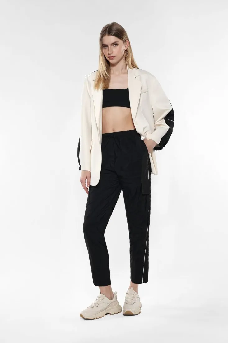 Pantaloni cargo con righino laterale a contrasto e coulisse