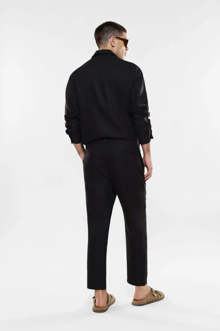 Pantaloni slim-fit con pinces e catena
