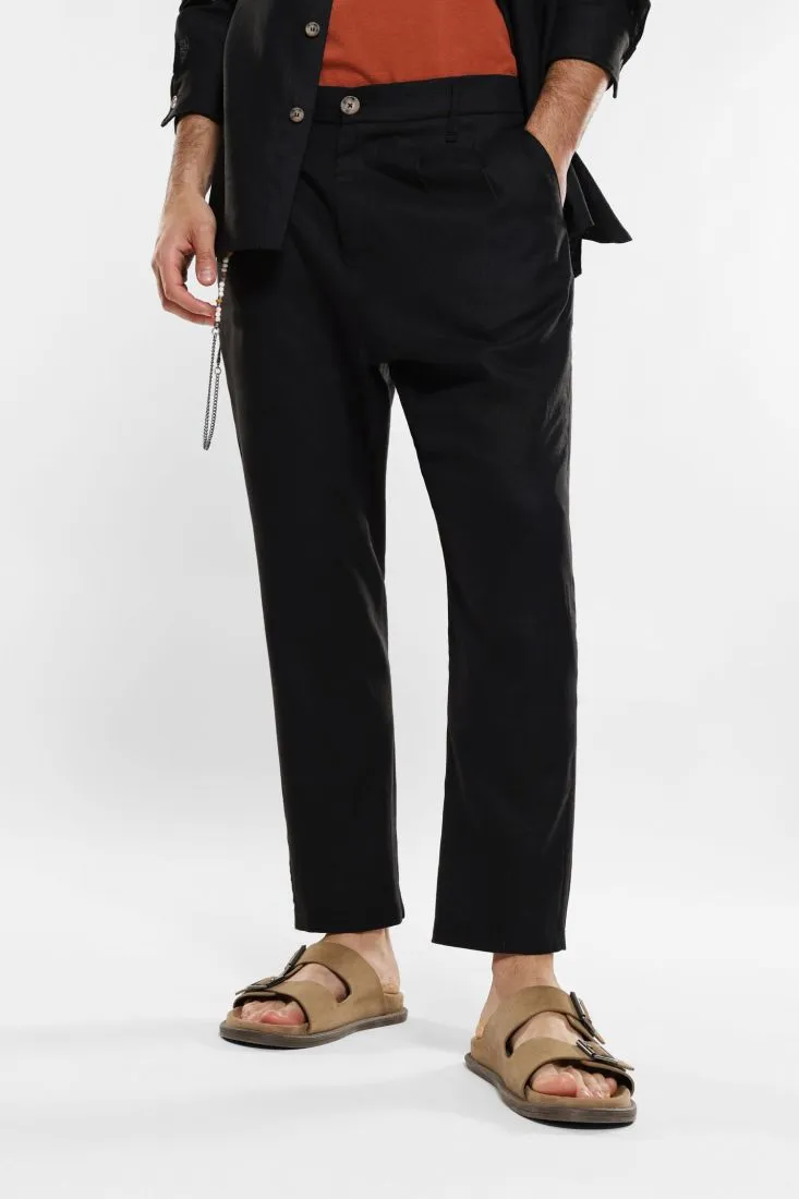 Pantaloni slim-fit con pinces e catena
