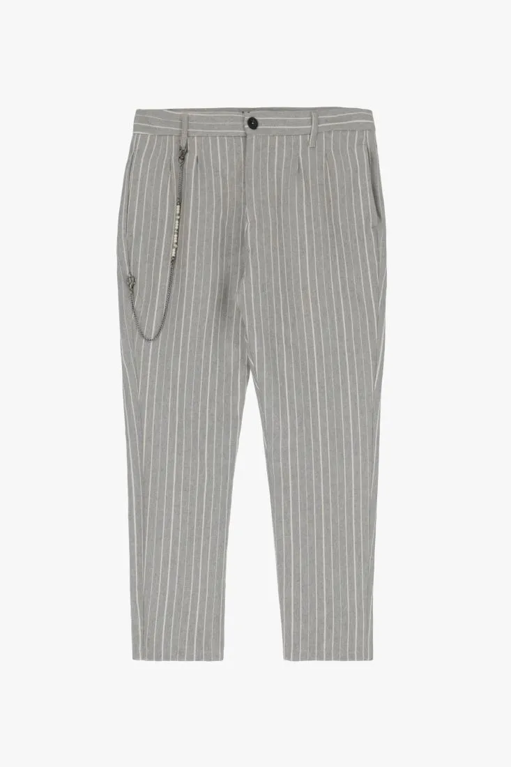 Pantaloni slim-fit fantasia gessata con catena