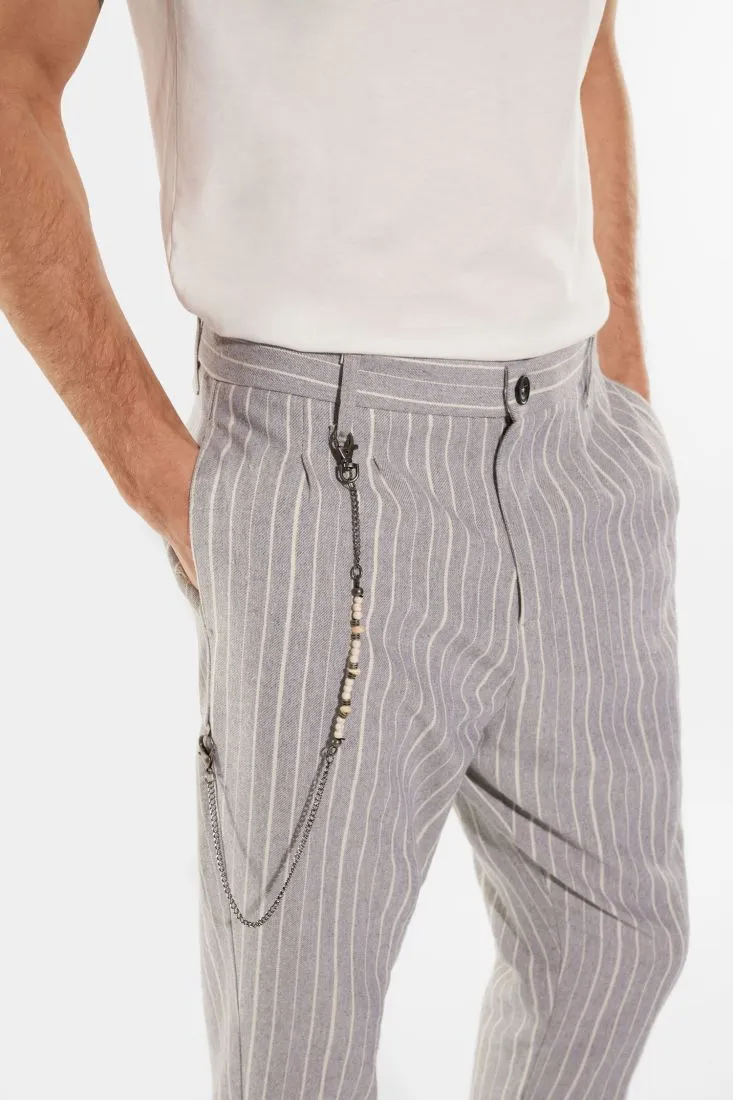 Pantaloni slim-fit fantasia gessata con catena