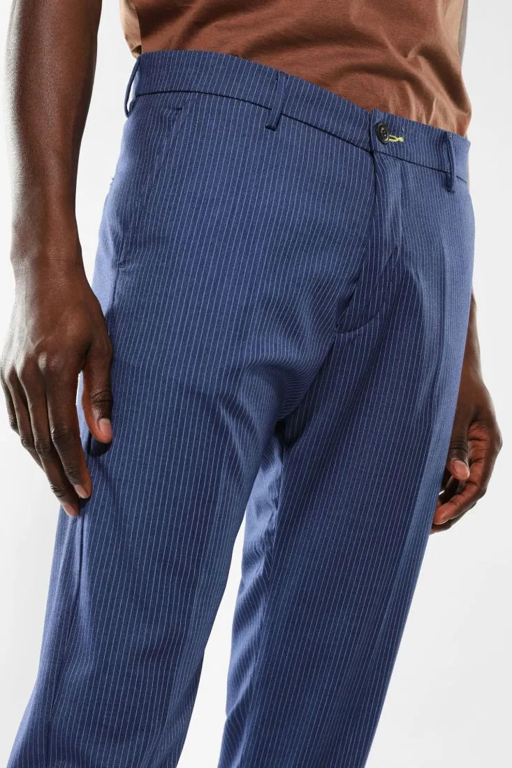Pantaloni slim-fit fantasia gessata con piega stirata e pinces