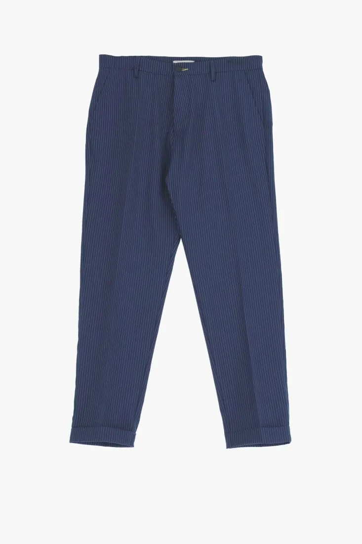Pantaloni slim-fit fantasia gessata con piega stirata e pinces