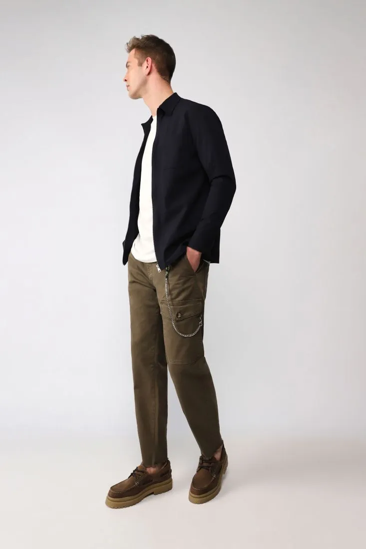 Pantaloni straight monocolour con catena e pinces