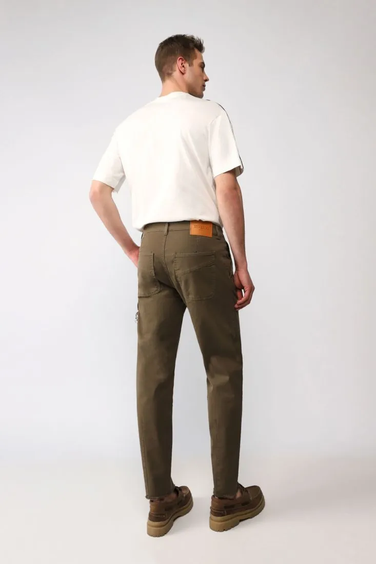 Pantaloni straight monocolour con catena e pinces