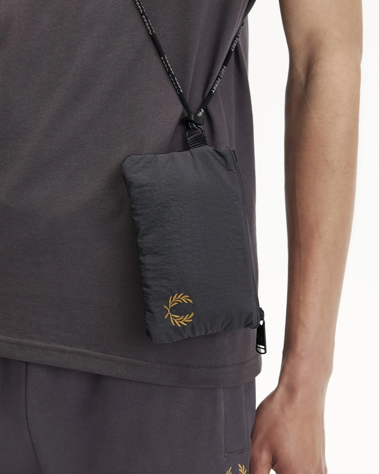 Pochette antracite in nylon crinkle con cordino
