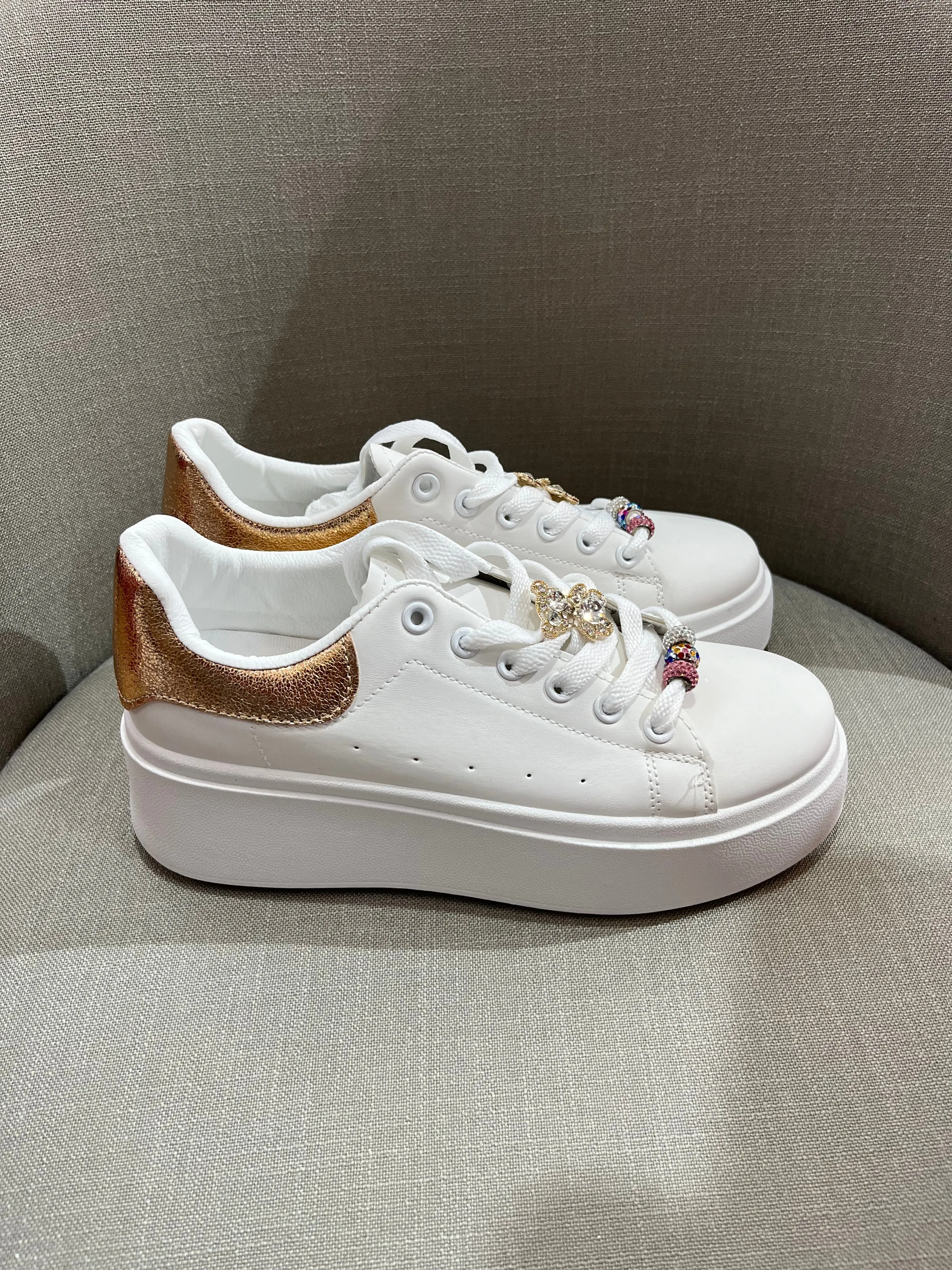 Sneakers con decorazioni sui lacci