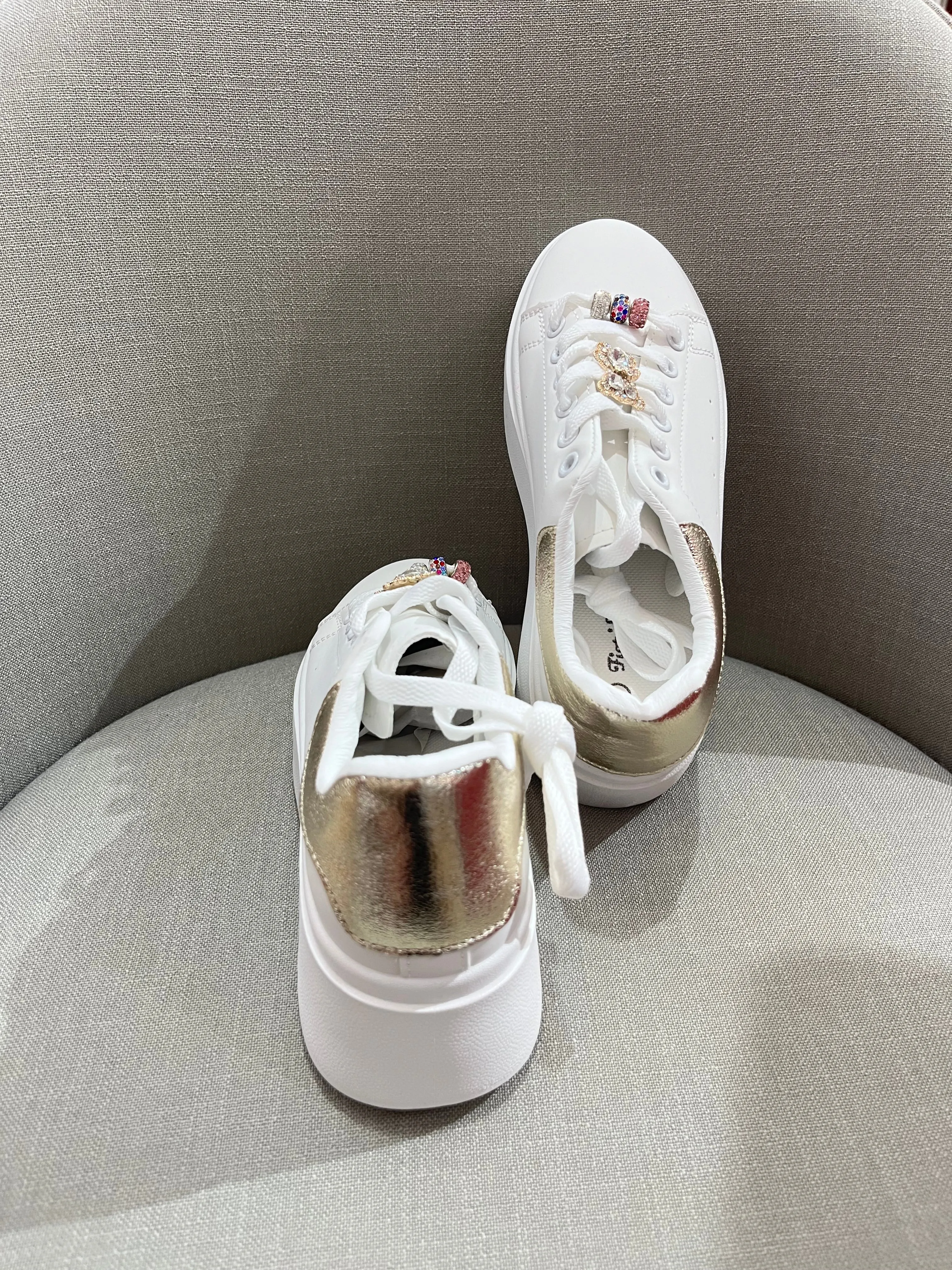 Sneakers con decorazioni sui lacci