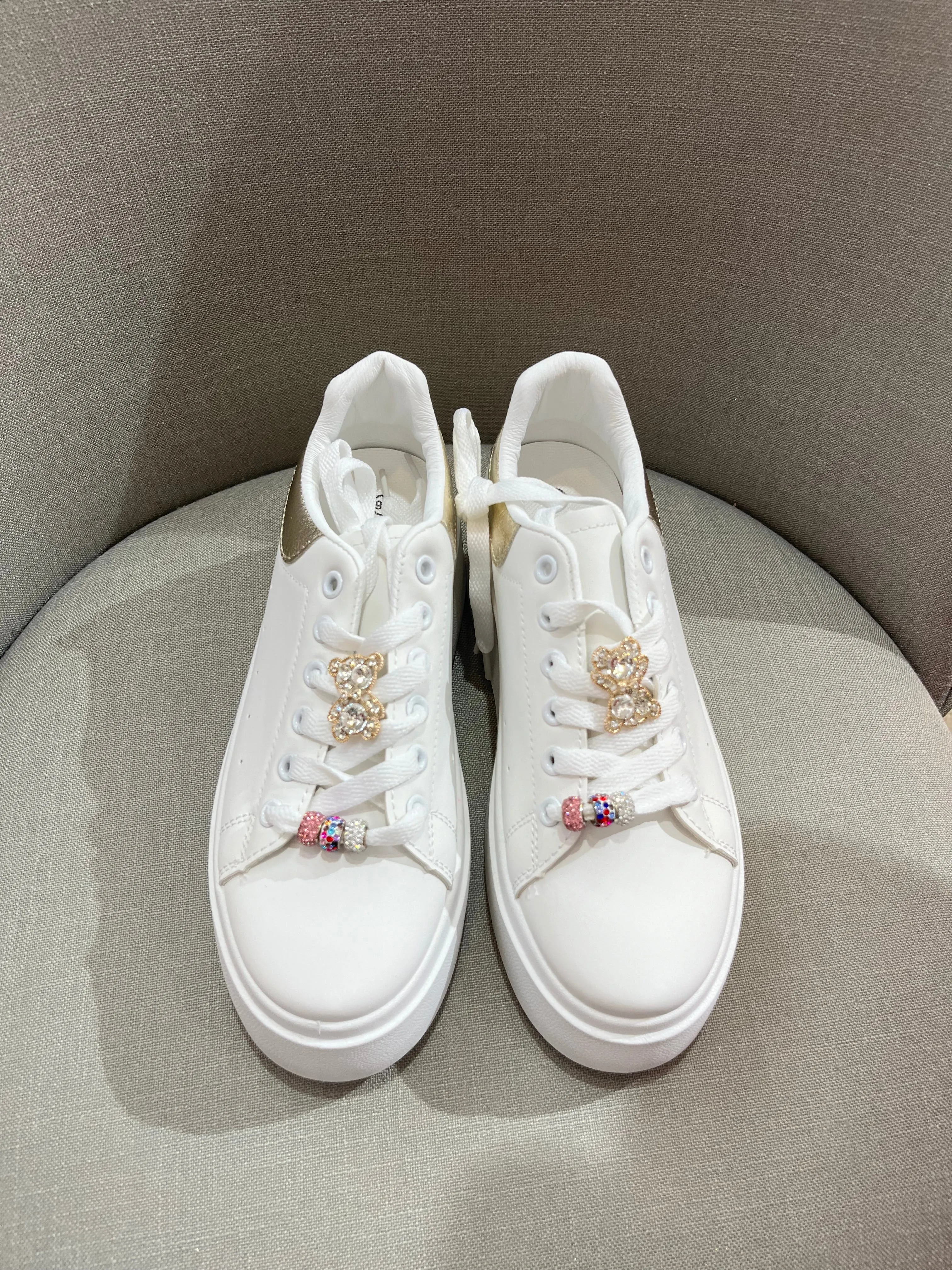 Sneakers con decorazioni sui lacci