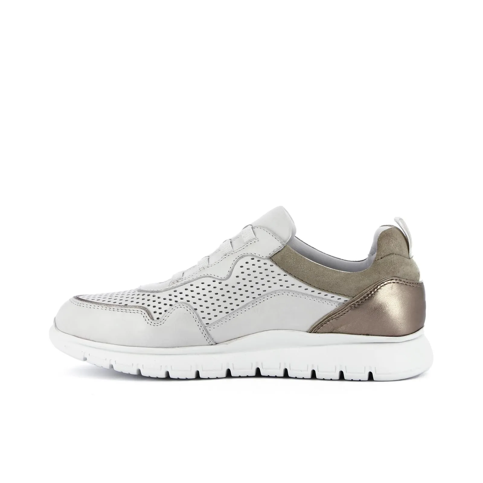 Sneakers slip-on bianche traforate con suola dentellata