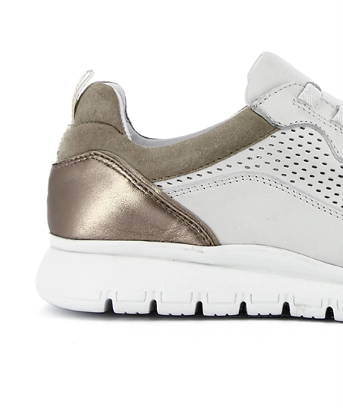 Sneakers slip-on bianche traforate con suola dentellata