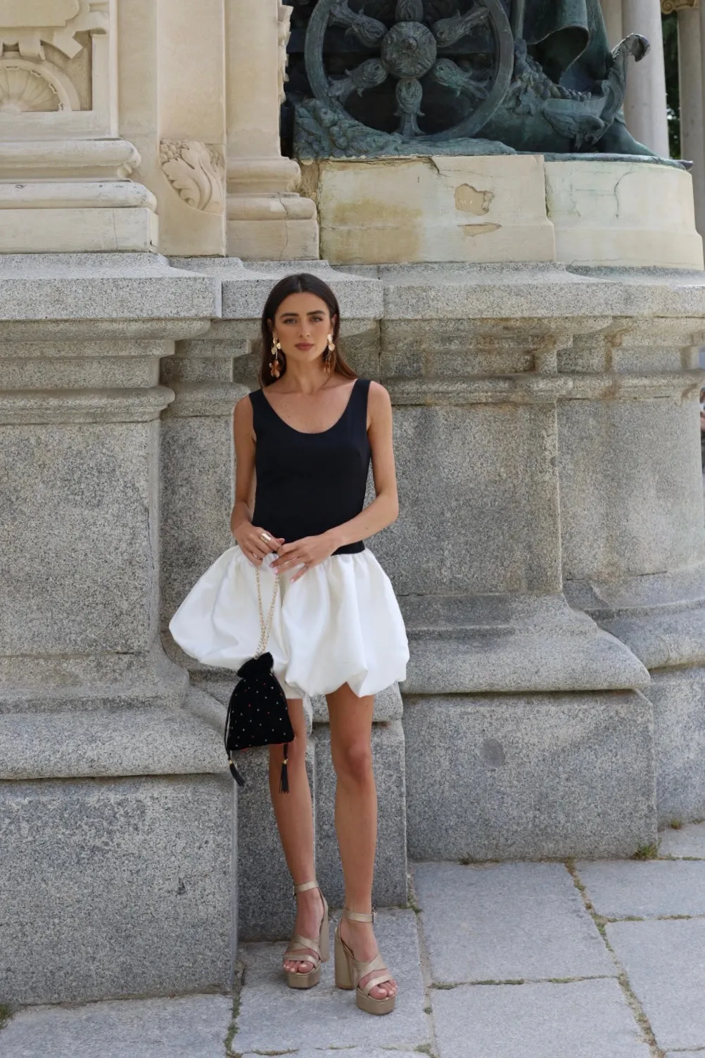 VESTITO CORTO CON ALTERNAZIONE IN BIANCO E NERO CON GONNA SVASATA